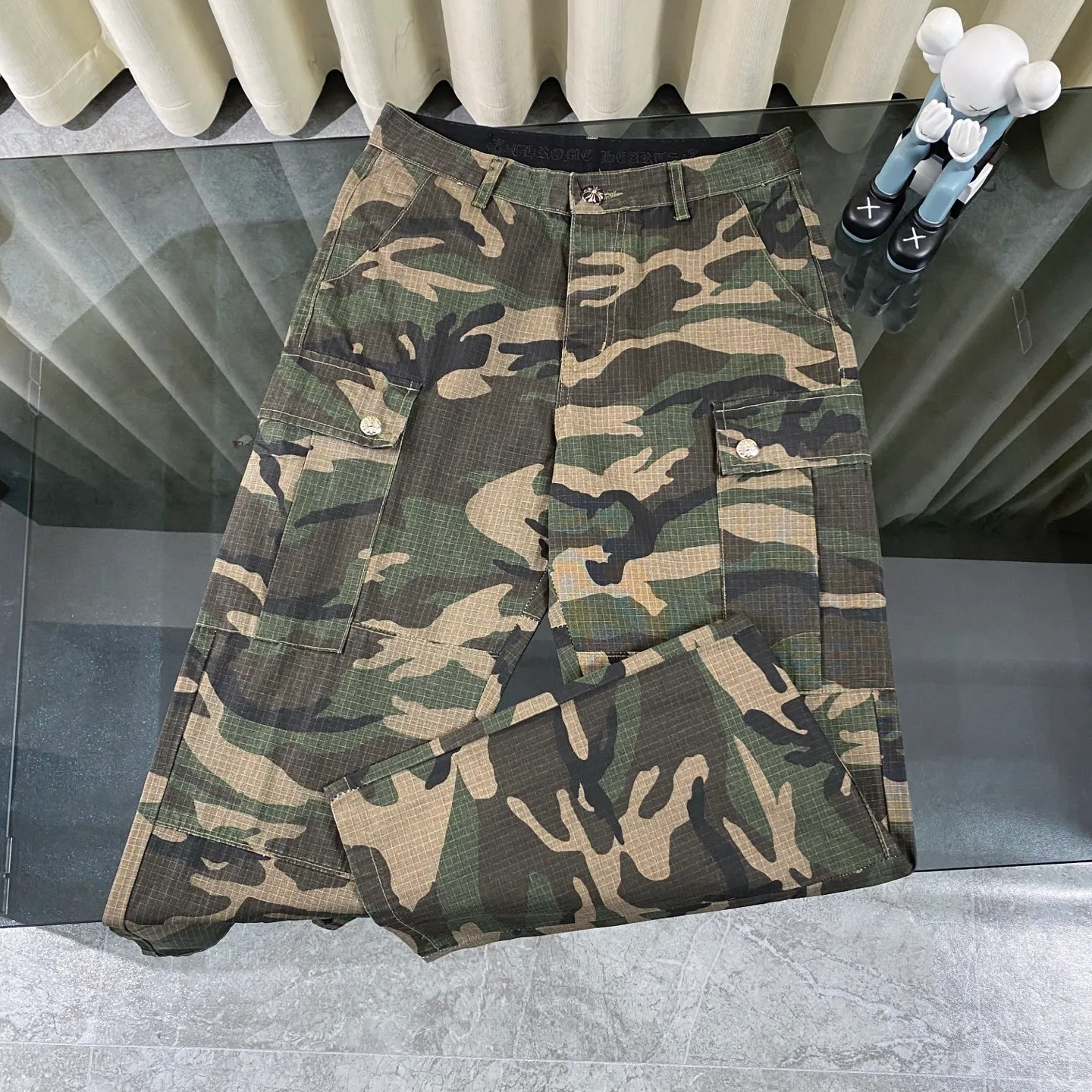 P280 CH Chromehearts camouflage work jeans, priced at 34W level, patchwork cross pattern embellishment, washed jeans! ! An absolutely high-end luxury product, a 1.9W-level god-level single product, a super popular product, made by top heavy industry, a magic weapon that cannot be missed! [About Zangyin] This is an extremely luxurious fashion brand that can also be called the aristocracy of the high street. It has always been an exclusive brand for some hipsters or rich second generations. Compared with ordinary high streets, it is more luxurious and noble. Compared with luxury brands, it is more fashionable and individual. It has always been a brand that I have a special liking for. [Top heavy industry fashion design] Consistently high-street luxury style. Speaking of this style, the Zangyin family and GU family are definitely the leading representative brands. Especially the Zangyin family has really achieved a state-of-the-art effect in creating high-street style. The unique washed material is used to create this style. The color system is already quite eye-catching. After it is decorated with patchwork cross flowers, it cleverly highlights the charm of the brand. Secondly, this style uses classic The high-waist cutting design highlights the long legs and fashionable temperament of the upper body. The brand is highly recognizable and the slim fit configuration is more suitable for daily wear. It is a product that interprets personality, fashion, and specifications at a glance. This single product is enough to make any fan excited. It can be a white T-shirt for a youthful college style, or a tight suspender for a royal style. It has strong matching ability and can be easily controlled by men.  [Materials and craftsmanship] Needless to say, this point goes without saying. As an excellent craftsman brand, Zangyin’s requirements for details and craftsmanship are really perfect. The washed color of this model has gone through so many processes, not to mention the embellishment of denim appliques. It is also purely hand-made and sewn. Just like what they believe in, only hand-made things have soul and have the meaning of wear. A top-notch heavy-duty fashionable denim item, I look forward to your perfect interpretation! !  Color: Camouflage Size: 28-36